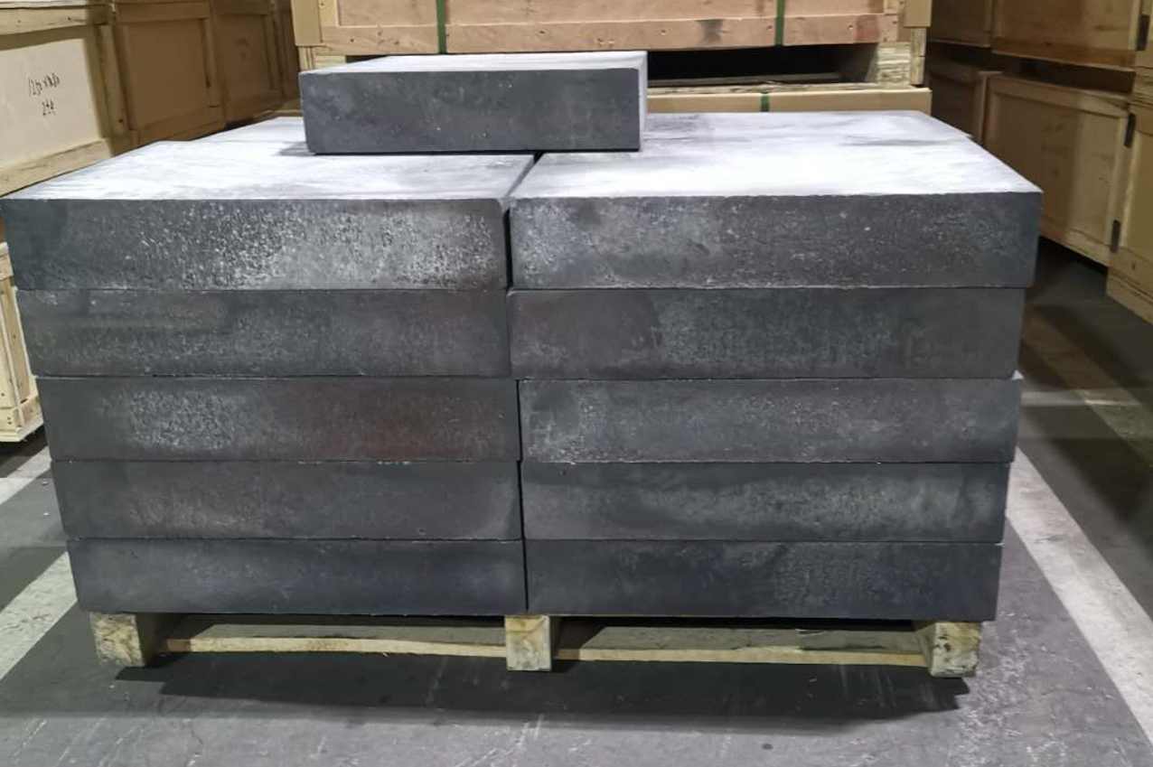 Refractory for aluminum