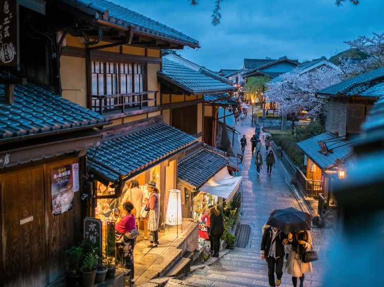 Strolling the Old Street of Kyoto - Two Year and Three Year Saka