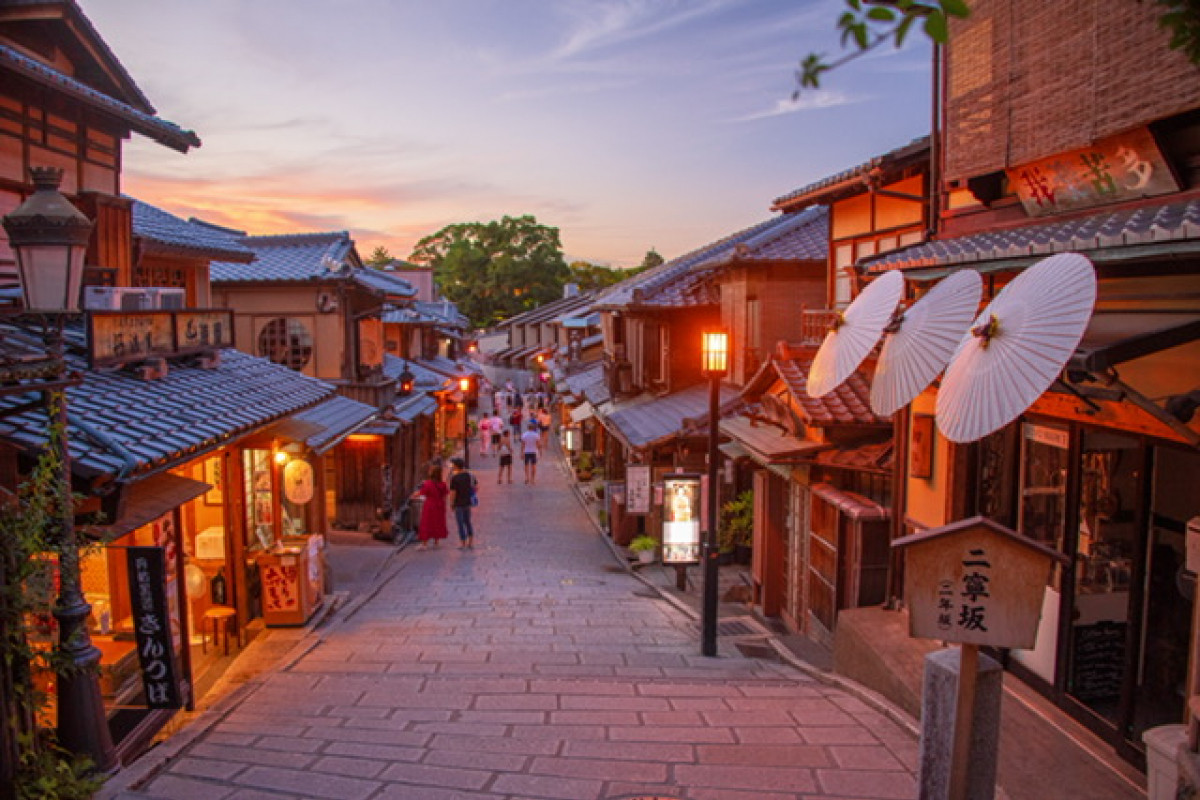 Strolling the Old Street of Kyoto - Two Year and Three Year Saka