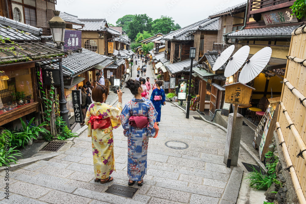 Strolling the Old Street of Kyoto - Two Year and Three Year Saka