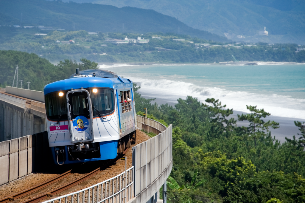 The gathering place of traditional culture in the sea, art museums, shrines, and parks [Shikoku, Japan]