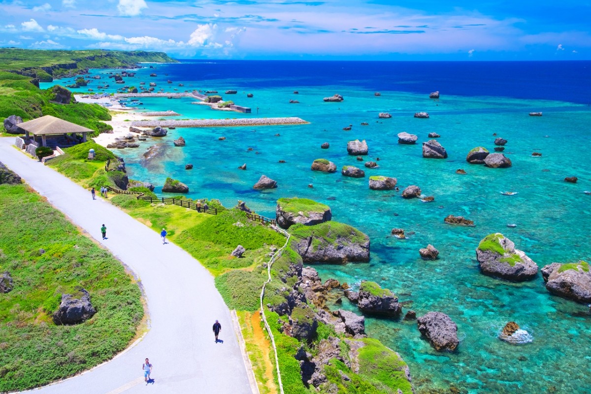 A resort destination with fine sand beaches, gentle sea breeze, azure sky, and shimmering seawater [Okinawa]