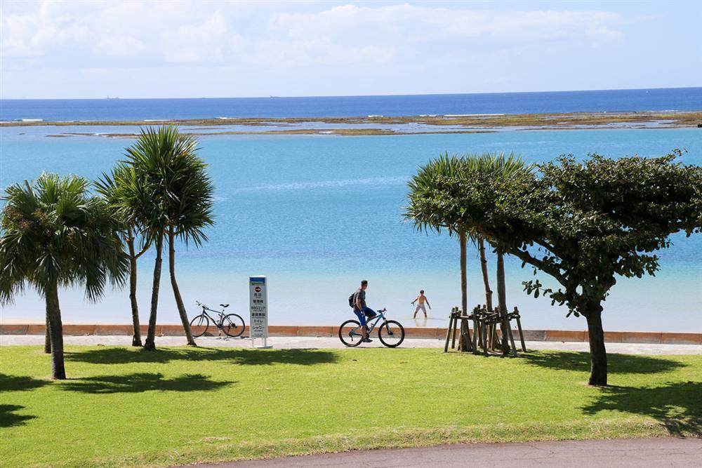 A resort destination with fine sand beaches, gentle sea breeze, azure sky, and shimmering seawater [Okinawa]