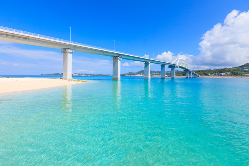 细沙海滩、微涩海风、蔚蓝天空、明晃晃海水的度假胜地【冲绳】