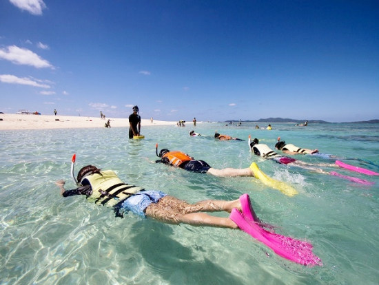 A resort destination with fine sand beaches, gentle sea breeze, azure sky, and shimmering seawater [Okinawa]