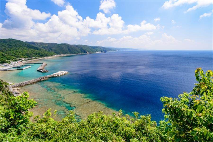 A resort destination with fine sand beaches, gentle sea breeze, azure sky, and shimmering seawater [Okinawa]