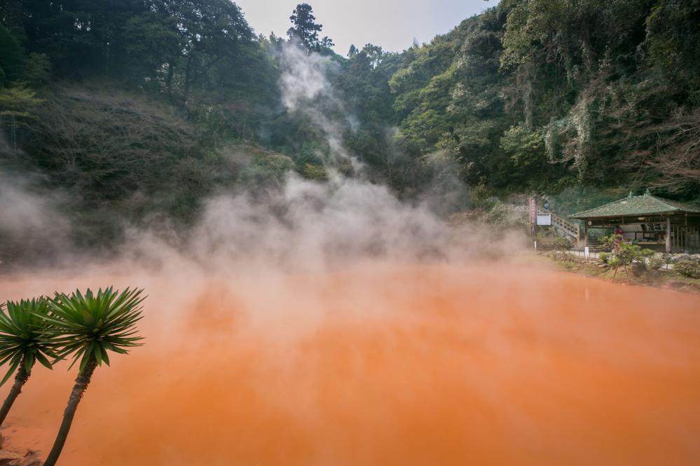 There are 7 hot springs in Kyushu that can produce bubbles. You must take a look at the 