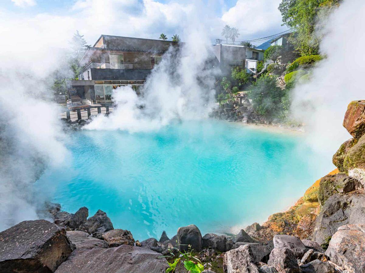 There are 7 hot springs in Kyushu that can produce bubbles. You must take a look at the 