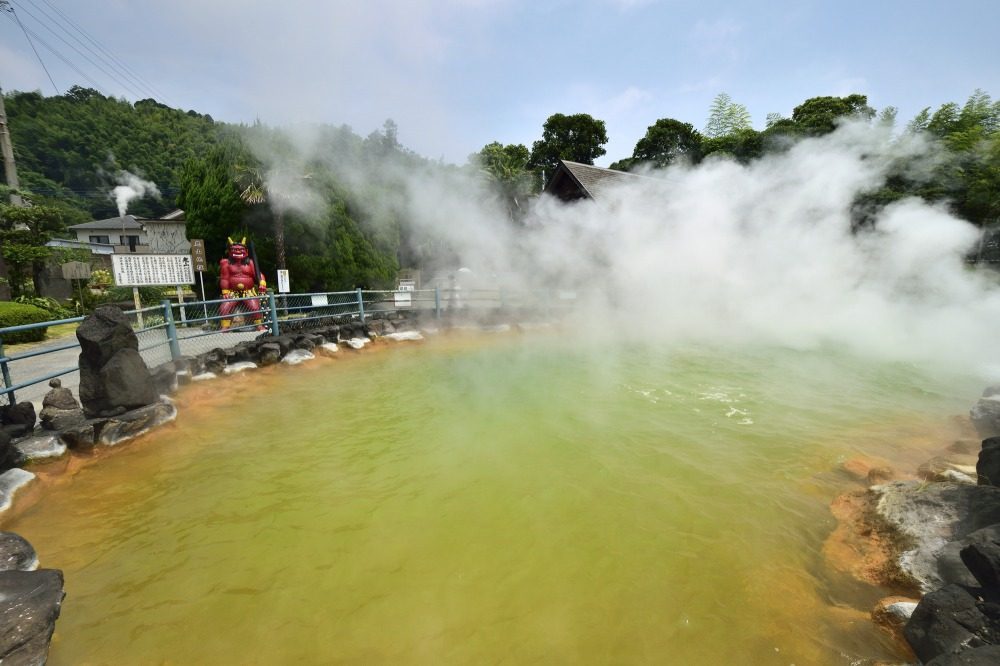 There are 7 hot springs in Kyushu that can produce bubbles. You must take a look at the 