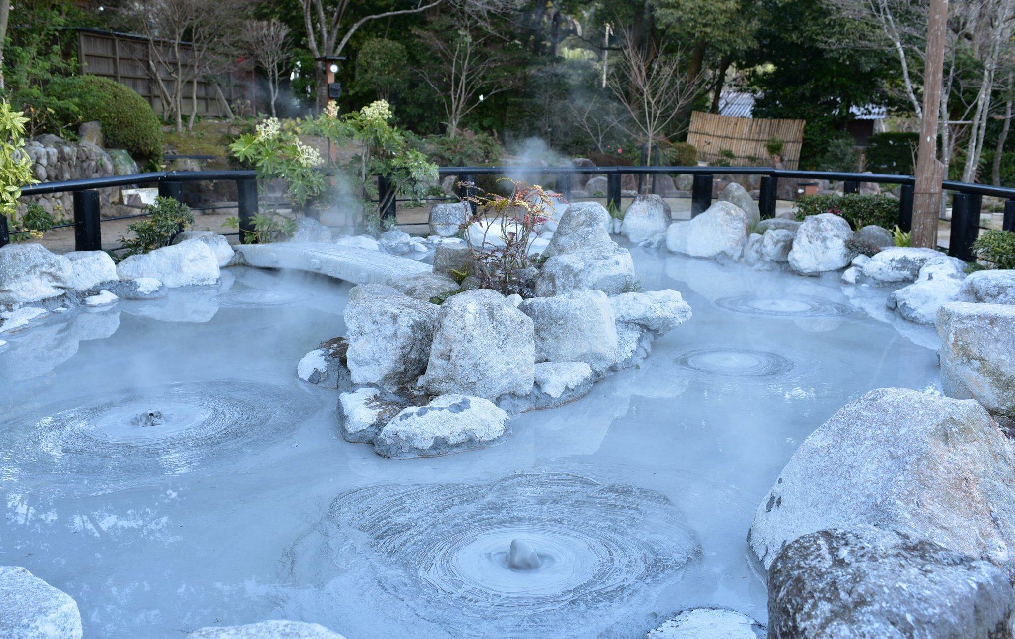 There are 7 hot springs in Kyushu that can produce bubbles. You must take a look at the 