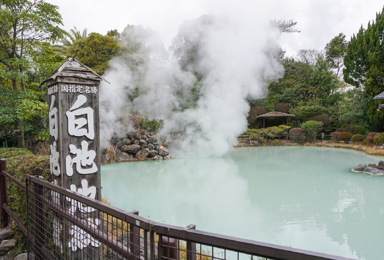 There are 7 hot springs in Kyushu that can produce bubbles. You must take a look at the 