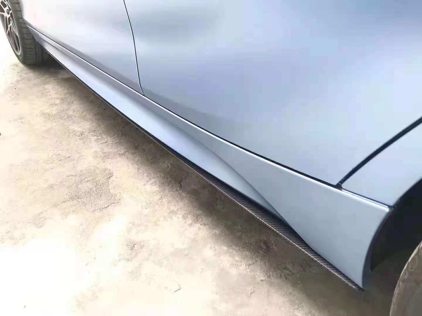 F20 carbon fiber side skirt