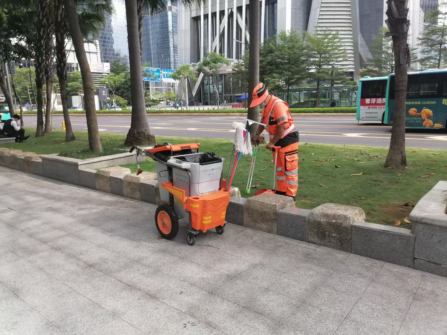 用拾物器撿拾垃圾更輕松