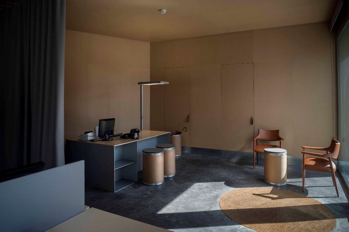 领带、连身裤和睡袍在重新发现的美丽空间中。