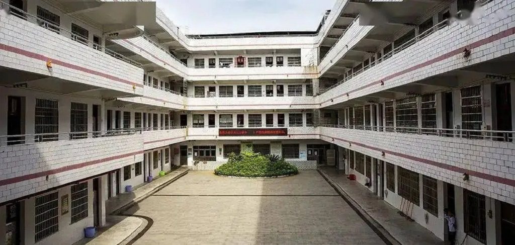 湖南永州学校采用水性环氧自流平地坪漆进行教室环氧地面翻新