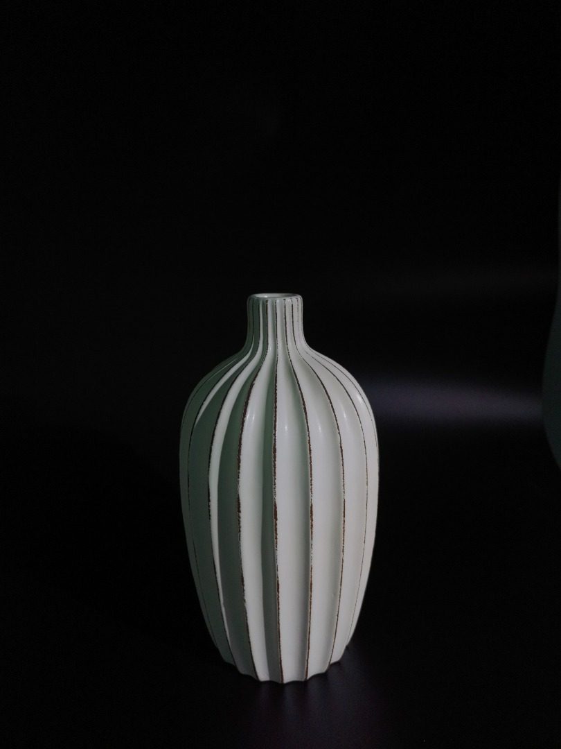 Narrow-collar Segmented Vintage Vase