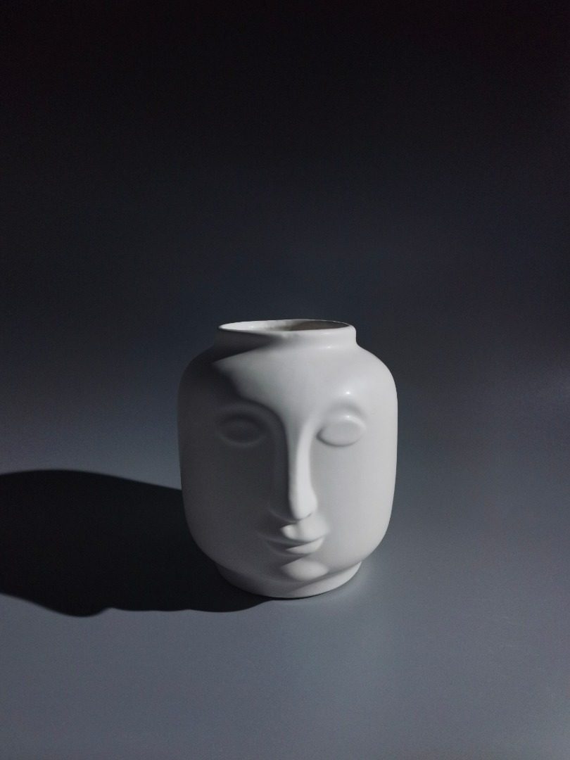 立体人面白花瓶Figure Face White Vase