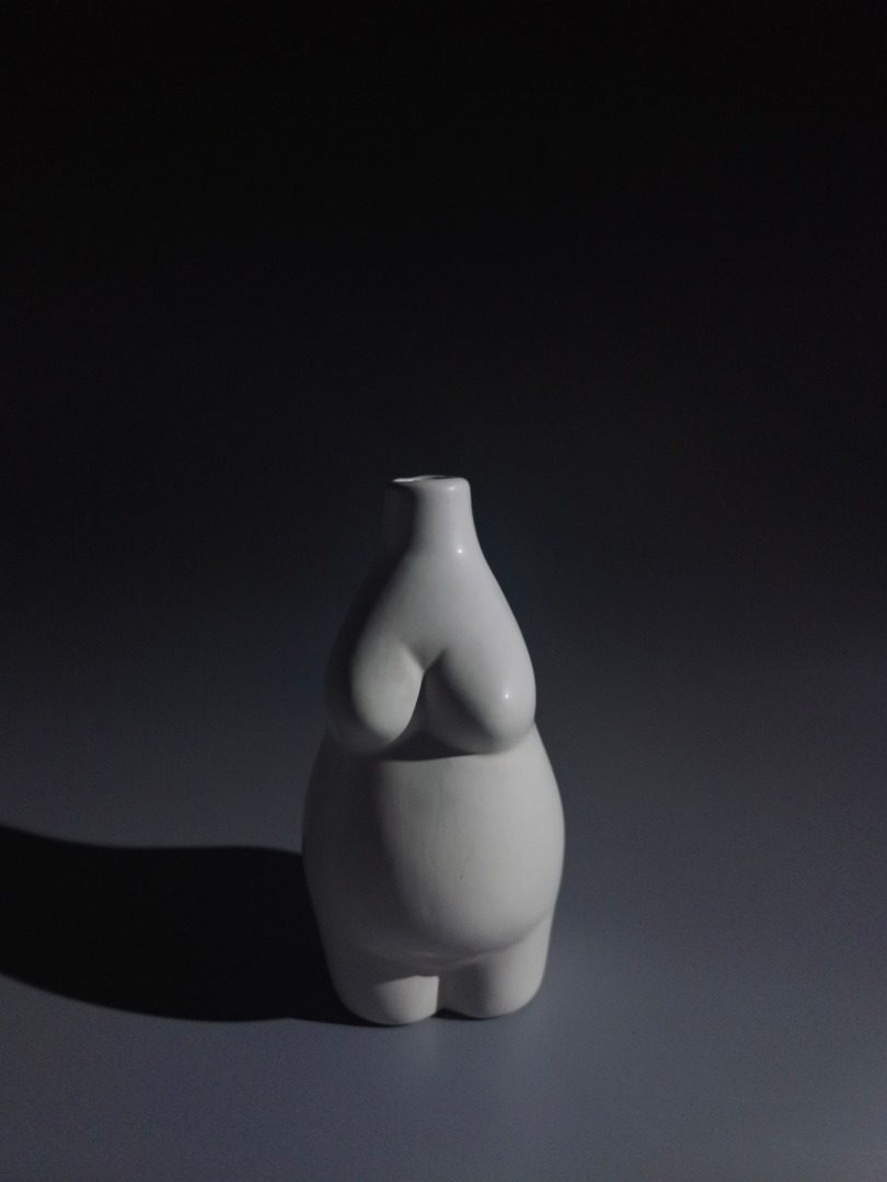 立体憨厚人物细口花瓶Body-shaped Narrow-collar Vase