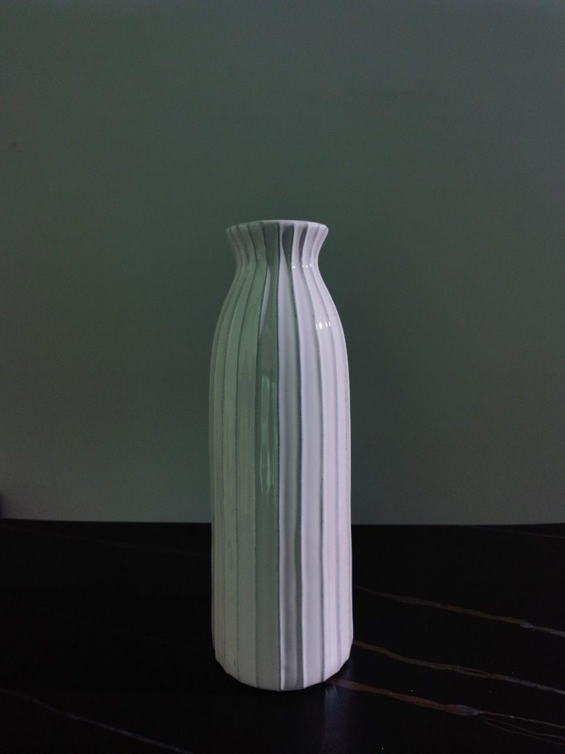 条纹做旧细高白花瓶Striped Vintage Tall White Vase