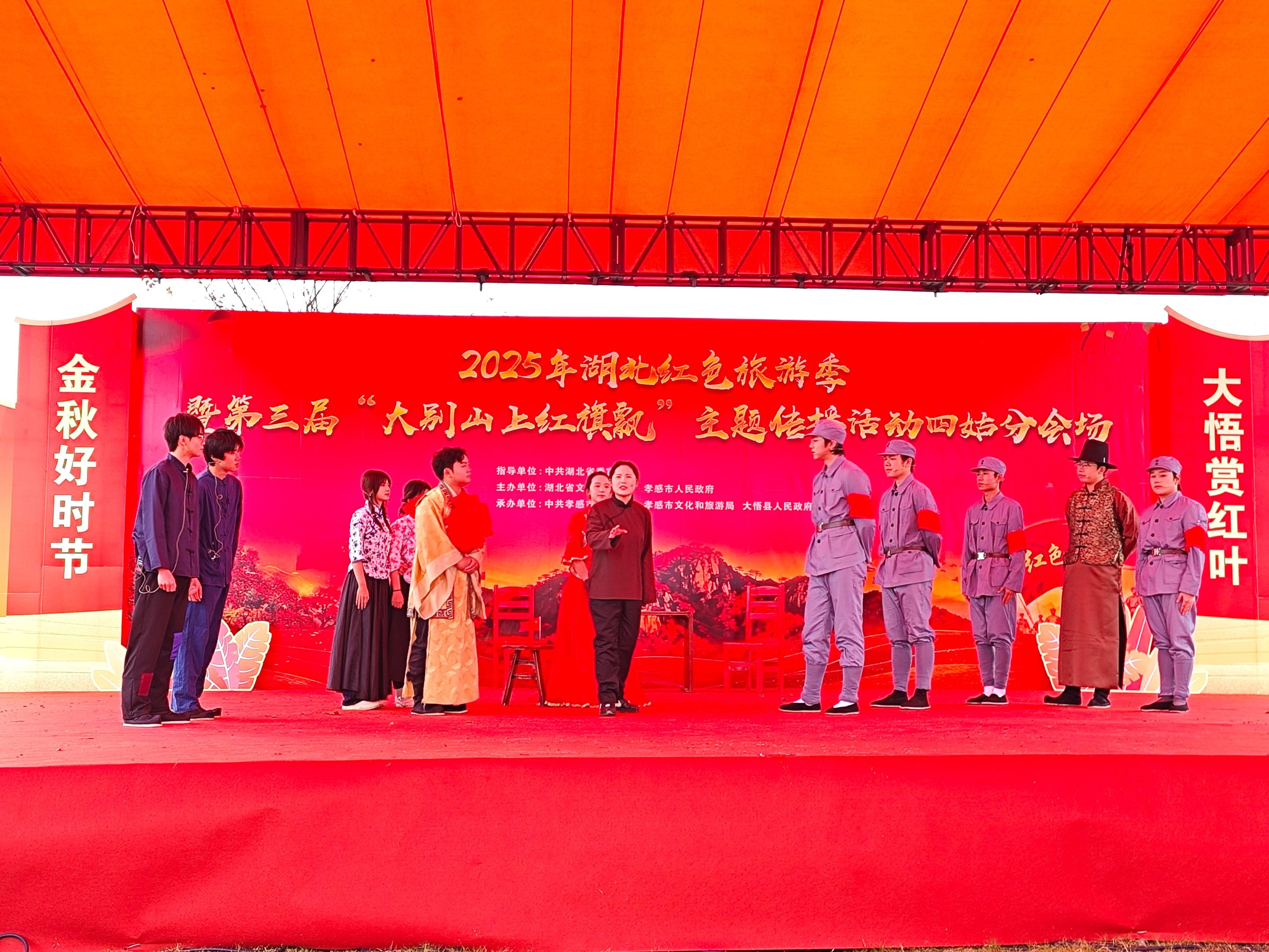 我们在草地音乐汇的现场，用歌声拥抱自然，用律动点燃秋色。