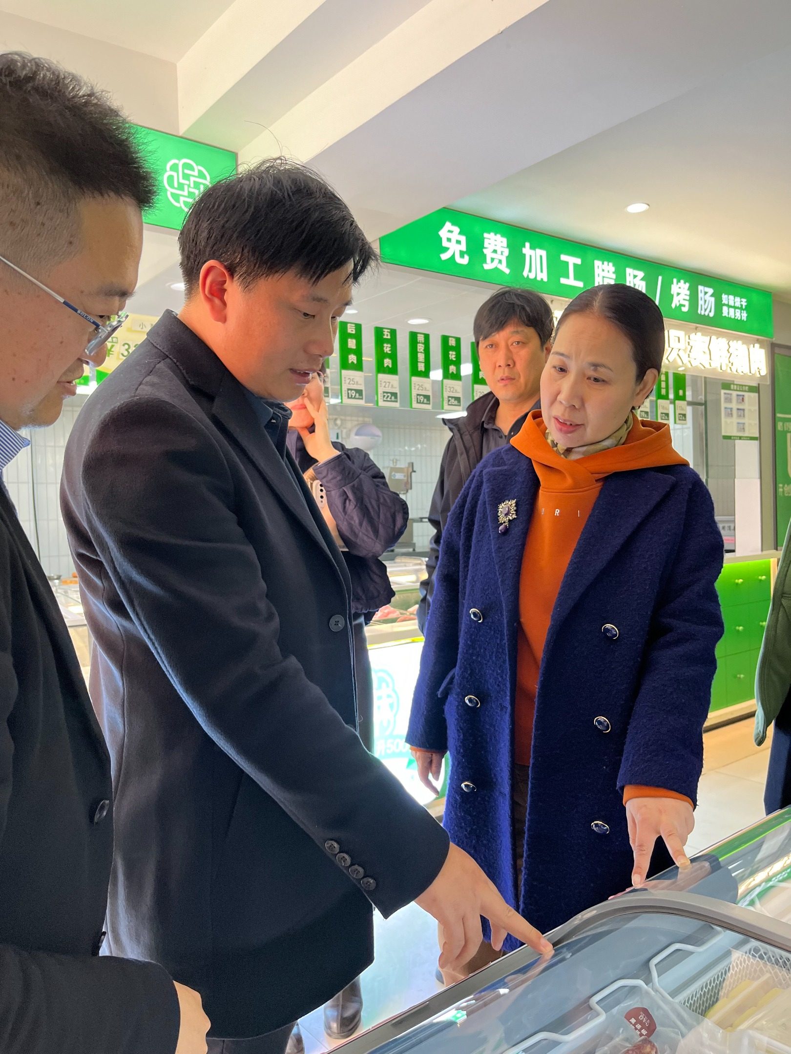 郑州艾瑞德学校莅临百草香郑州店考察交流，探索食品安全与健康饮食新篇章！