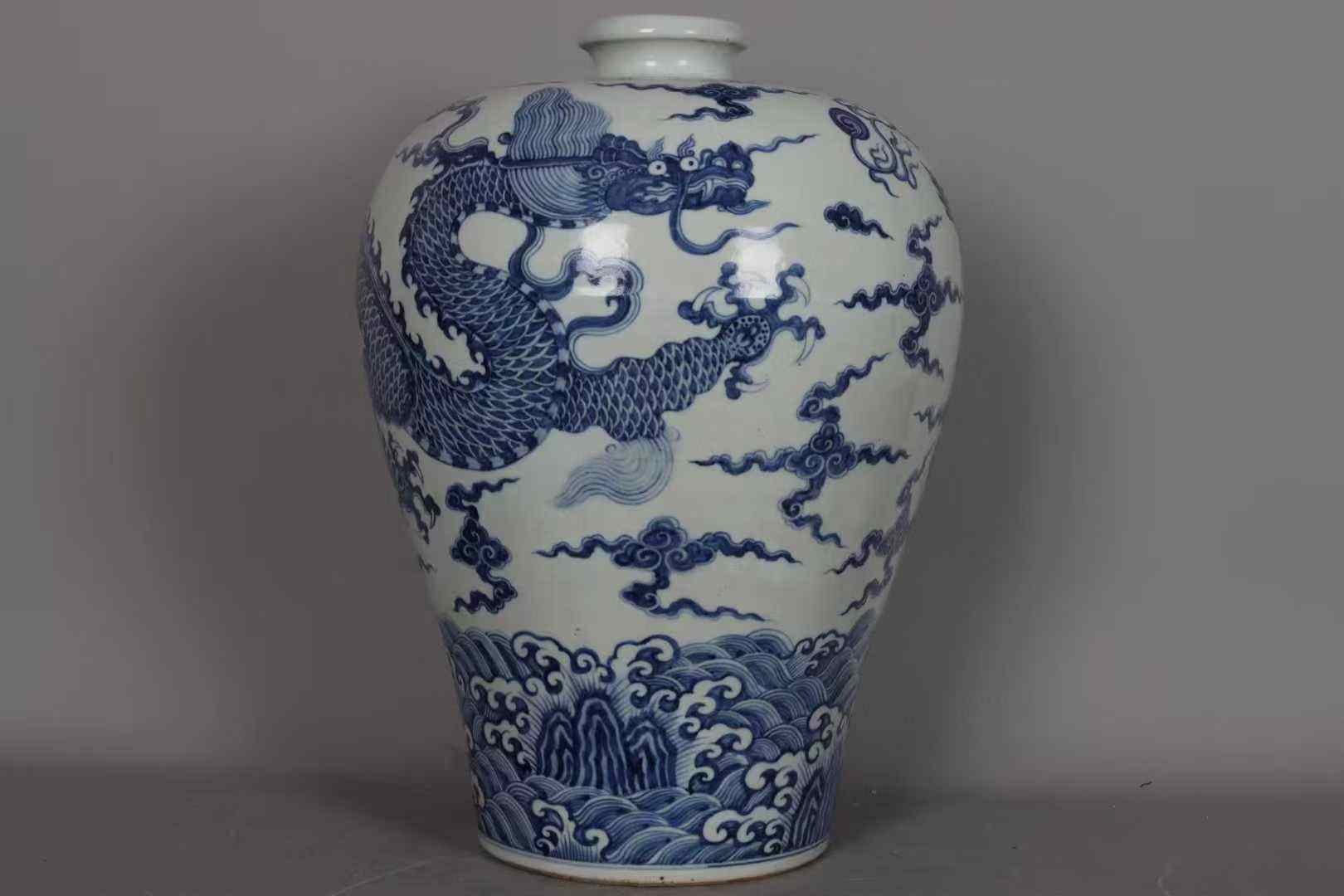 青花云龙海水梅瓶