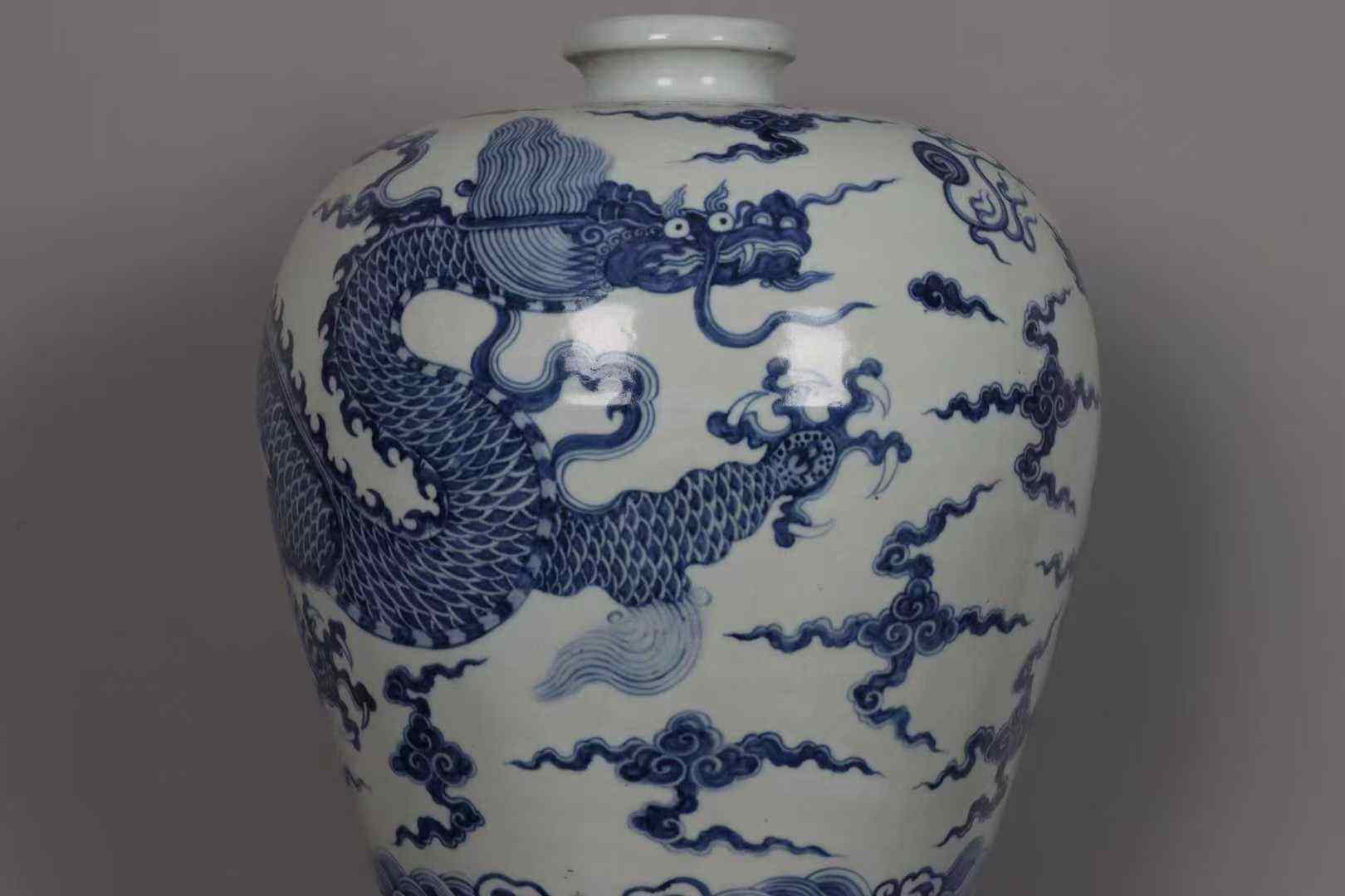 青花云龙海水梅瓶
