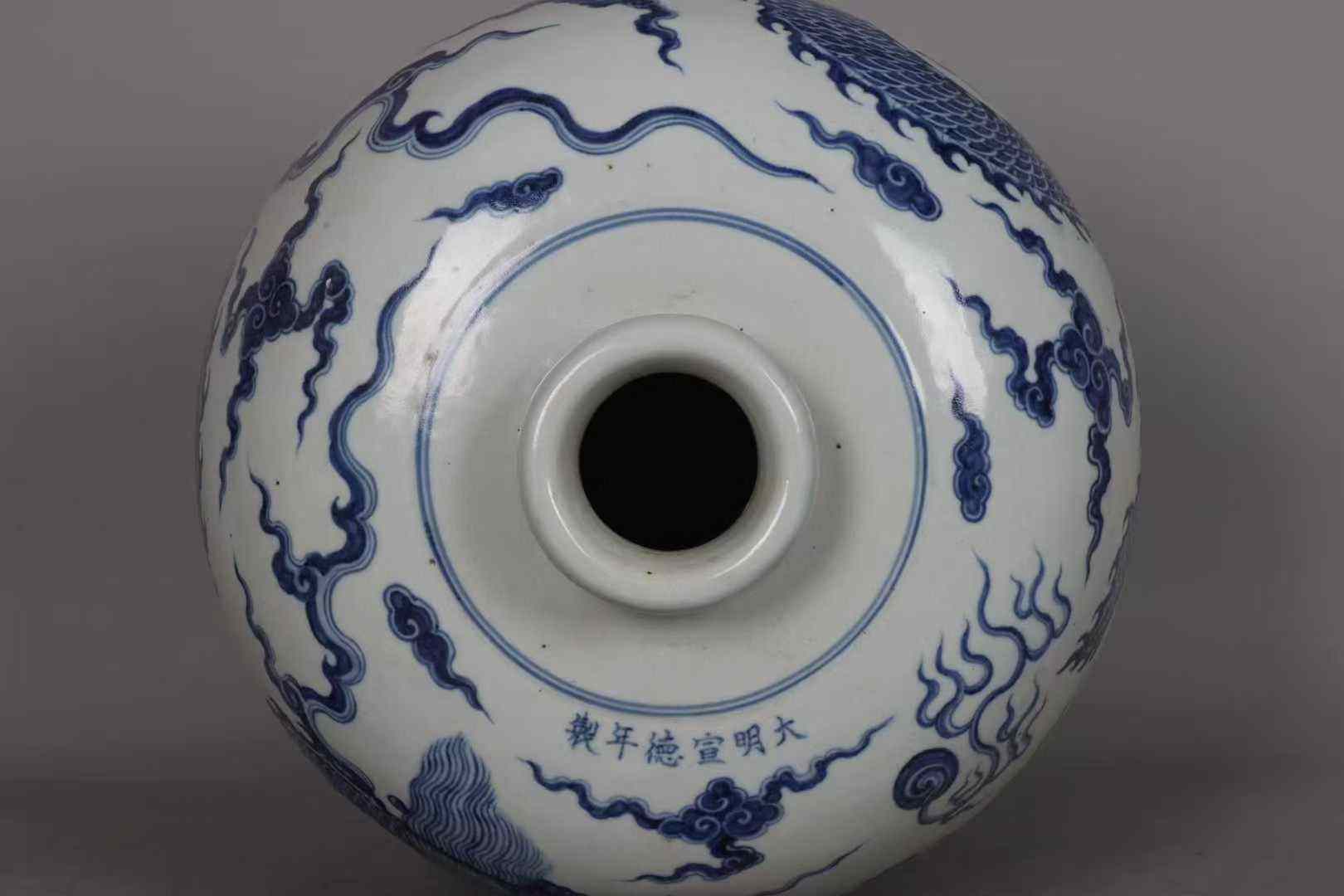 青花云龙海水梅瓶