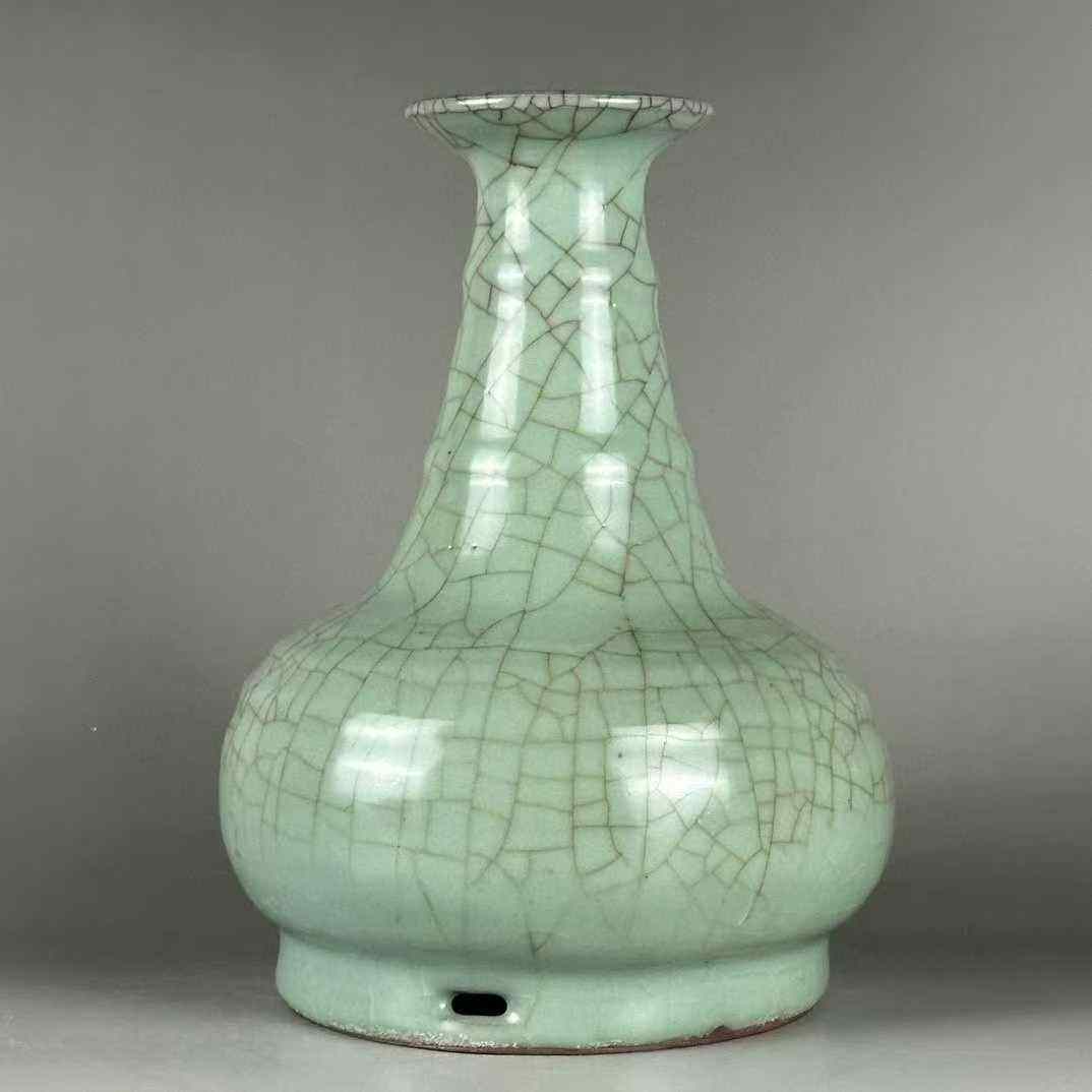 官窑粉青釉弦纹瓶