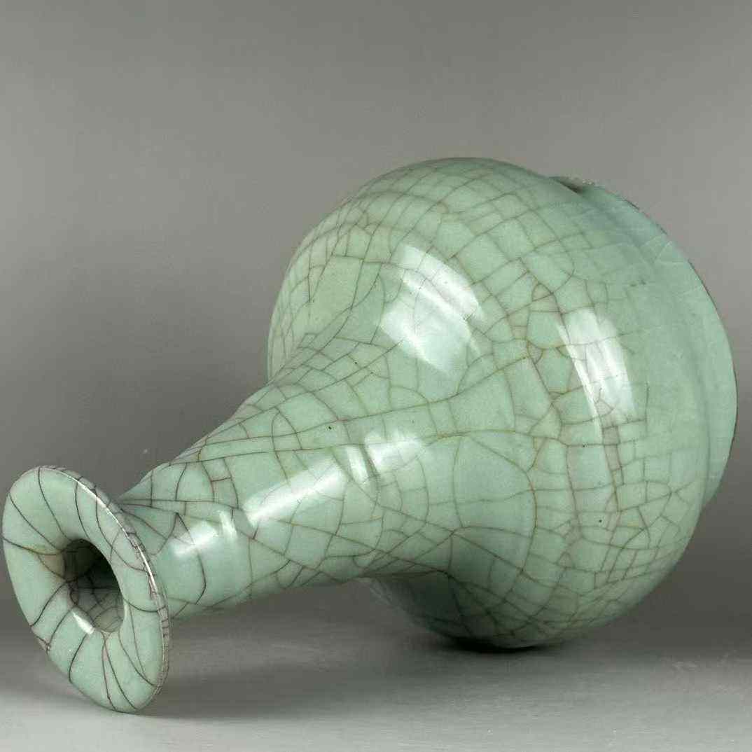 官窑粉青釉弦纹瓶