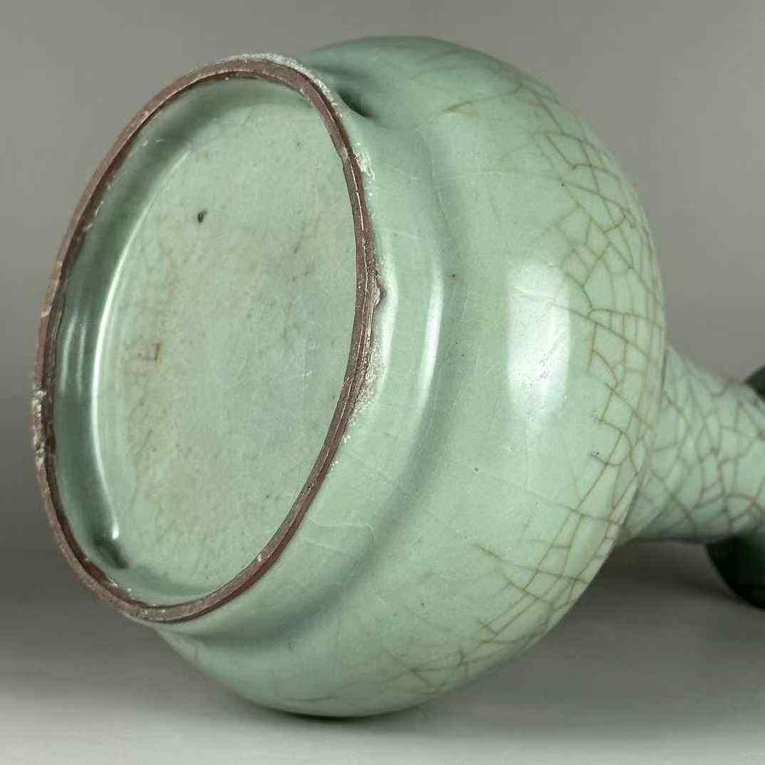 官窑粉青釉弦纹瓶