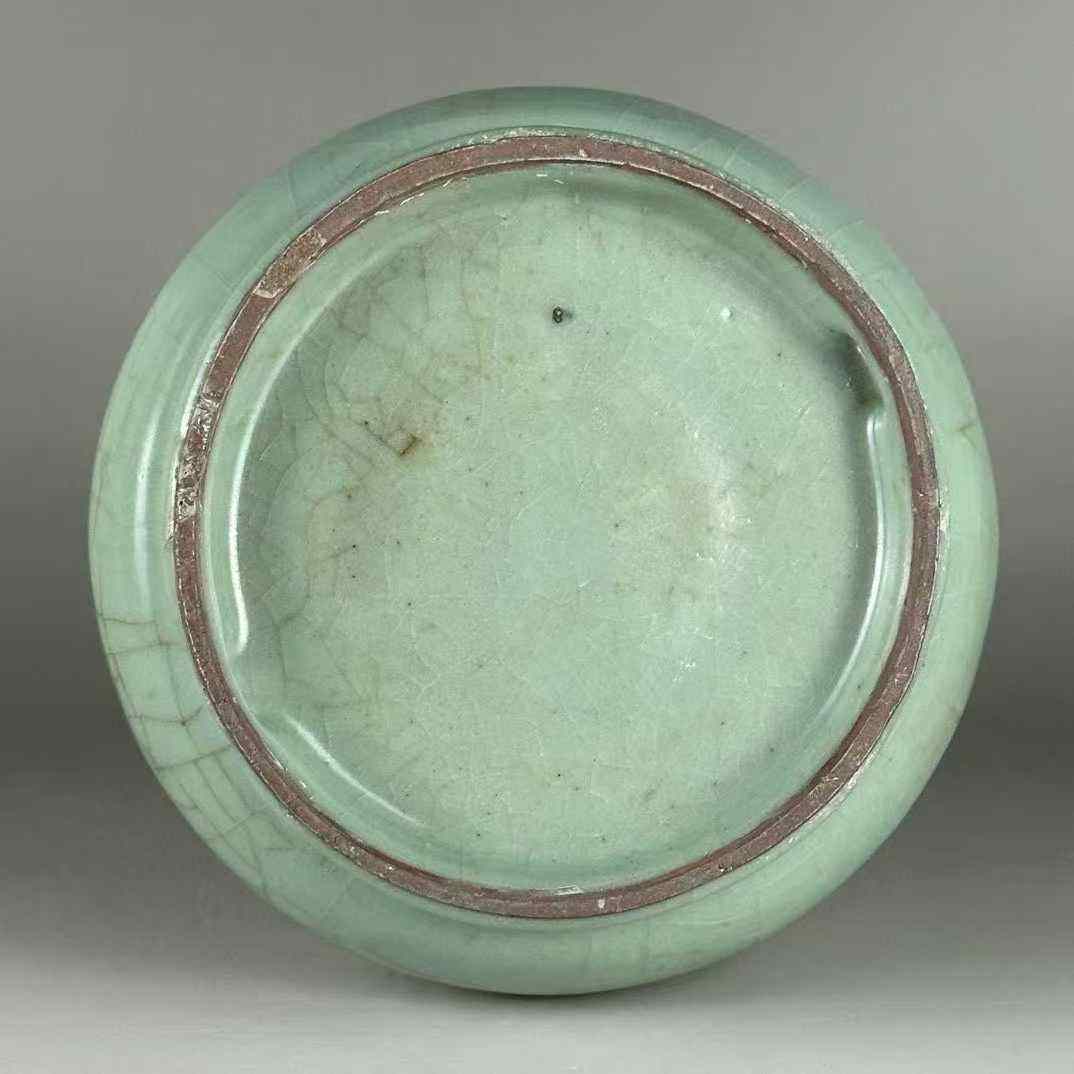 官窑粉青釉弦纹瓶