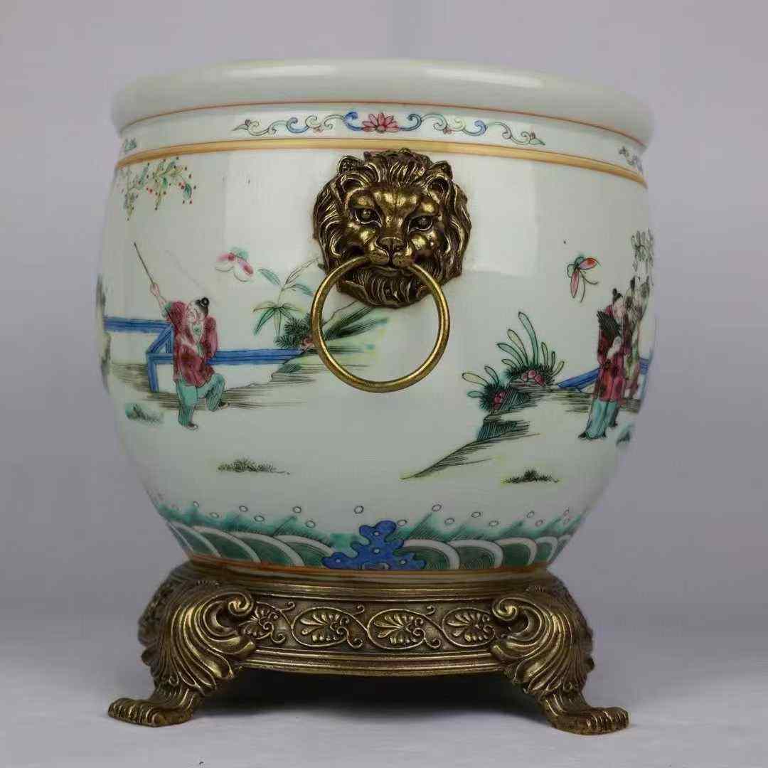 粉彩人物镶铜狮环双耳莲子缸