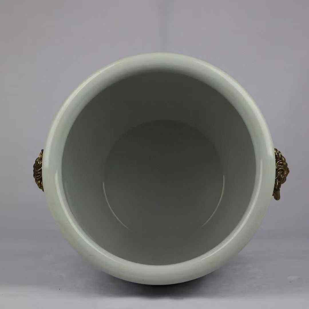 粉彩人物镶铜狮环双耳莲子缸