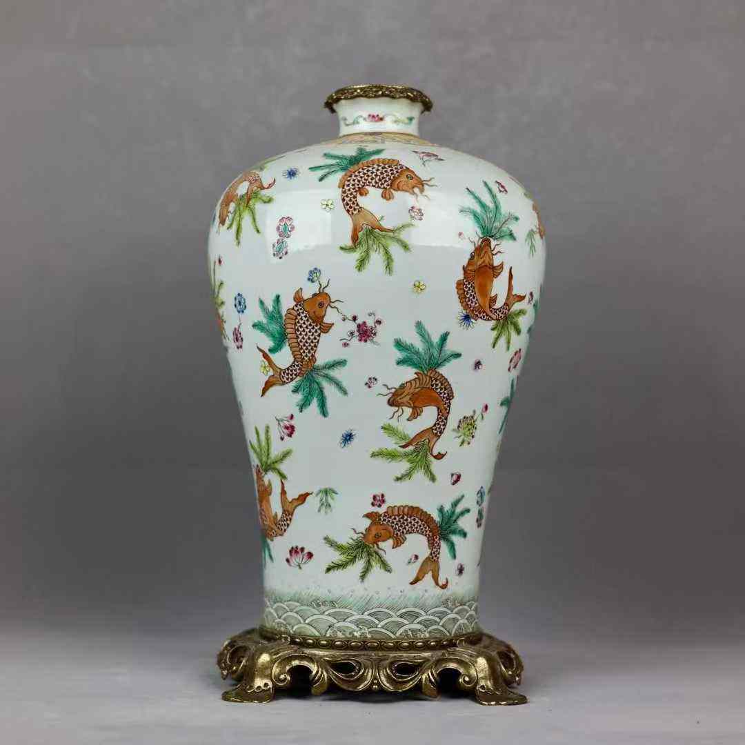 粉彩鱼藻纹镶铜边梅瓶