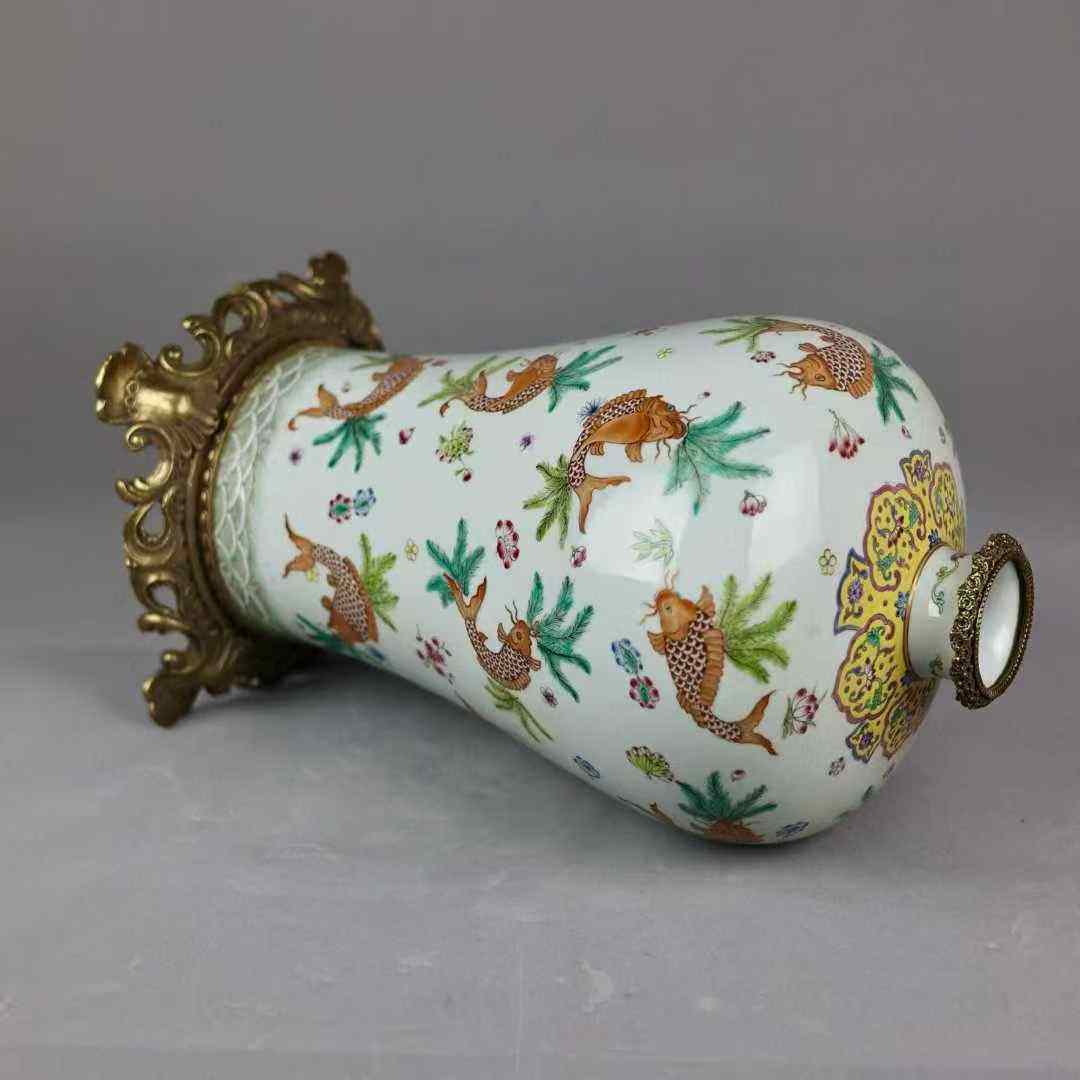 粉彩鱼藻纹镶铜边梅瓶