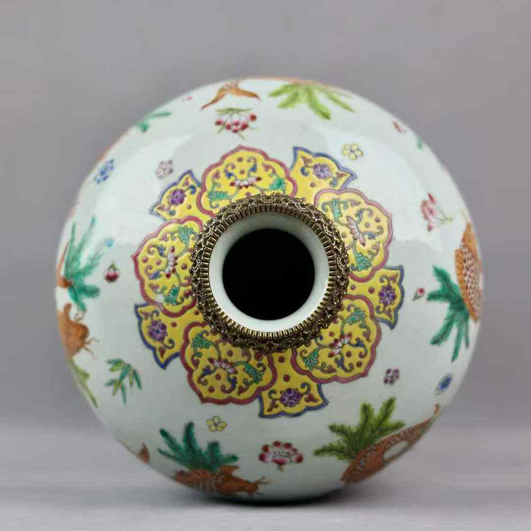 粉彩鱼藻纹镶铜边梅瓶