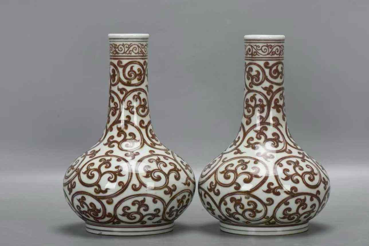 釉里红折枝纹扁肚胆瓶一对