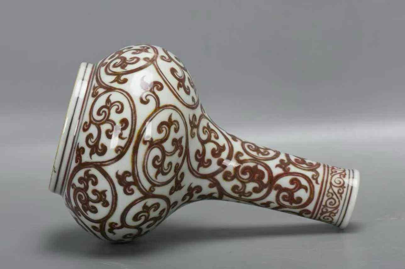 釉里红折枝纹扁肚胆瓶一对