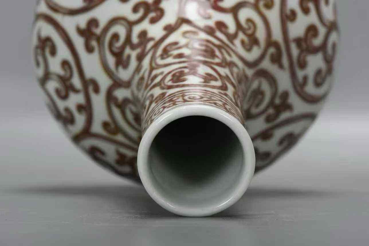 釉里红折枝纹扁肚胆瓶一对