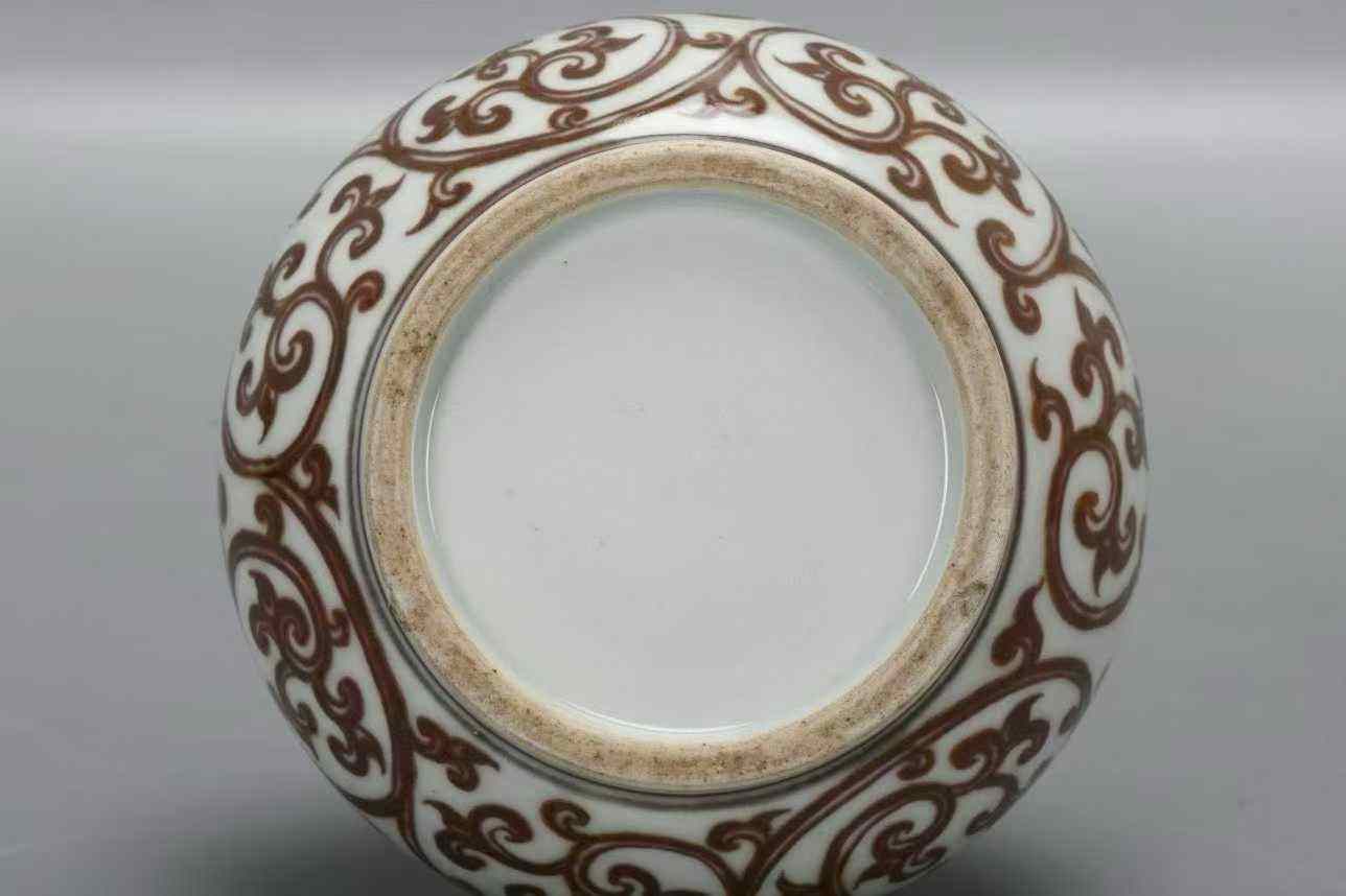 釉里红折枝纹扁肚胆瓶一对