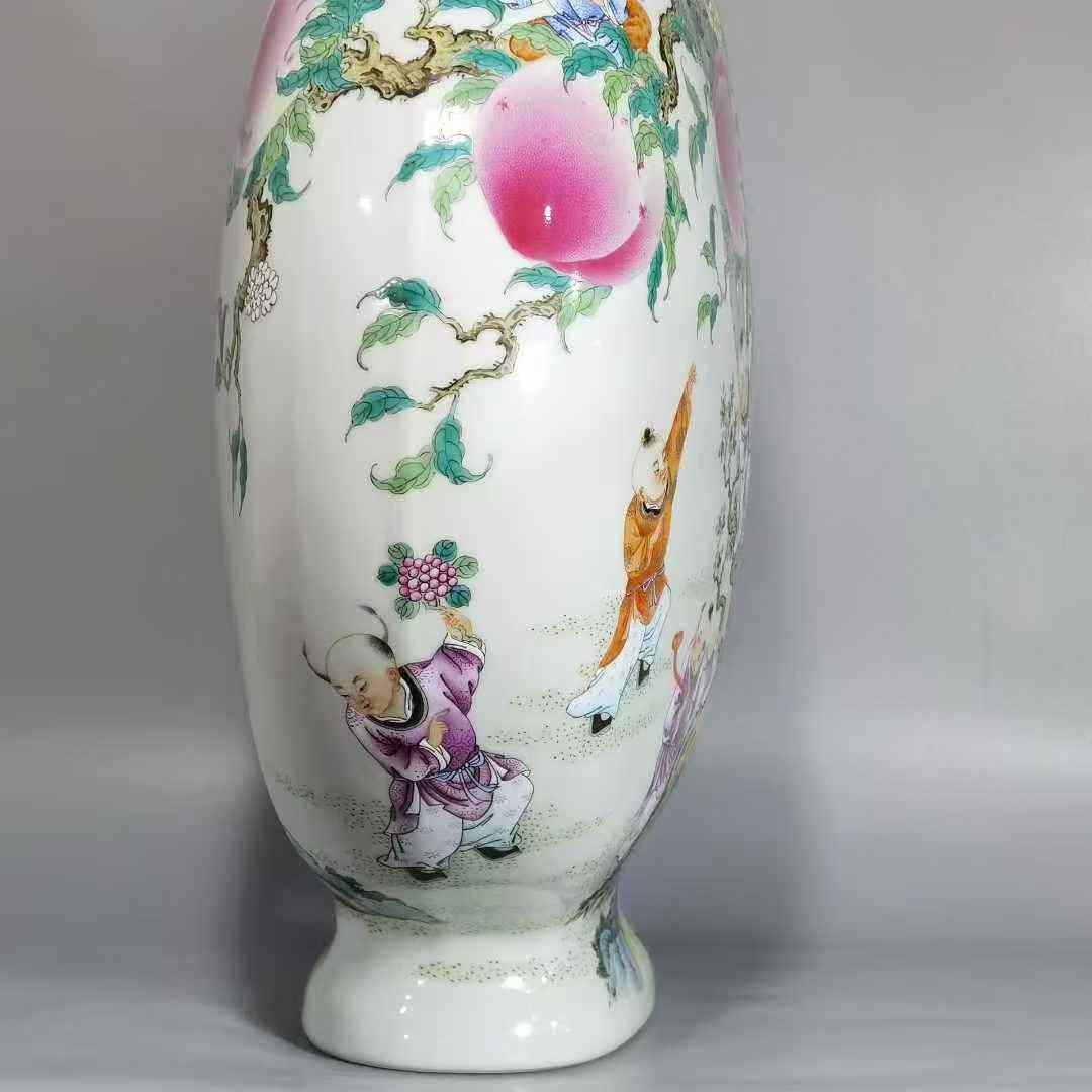 乾隆款粉彩童子蟠桃题诗双耳扁瓶