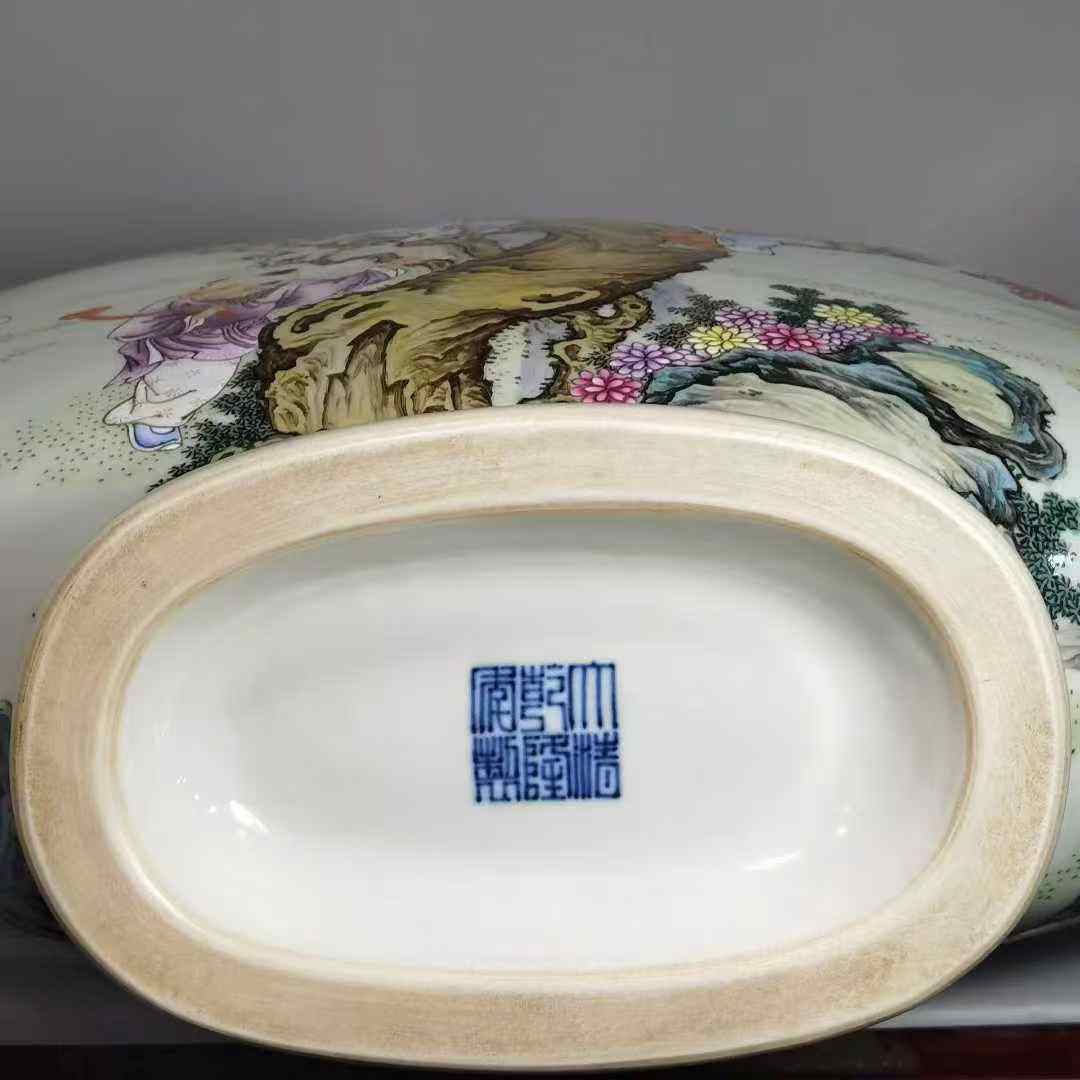 乾隆款粉彩童子蟠桃题诗双耳扁瓶