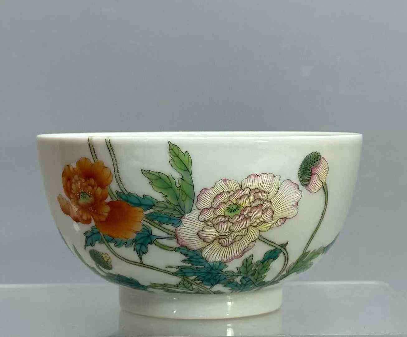 雍正款珐琅彩过墙花卉碗一对