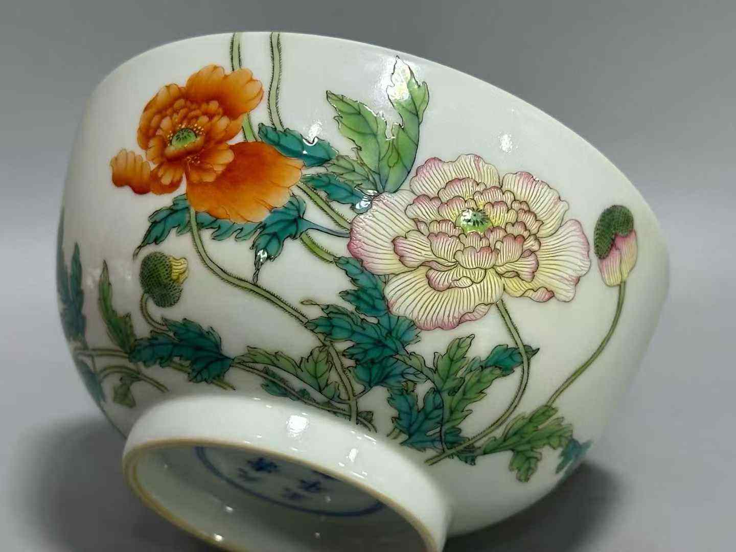 雍正款珐琅彩过墙花卉碗一对