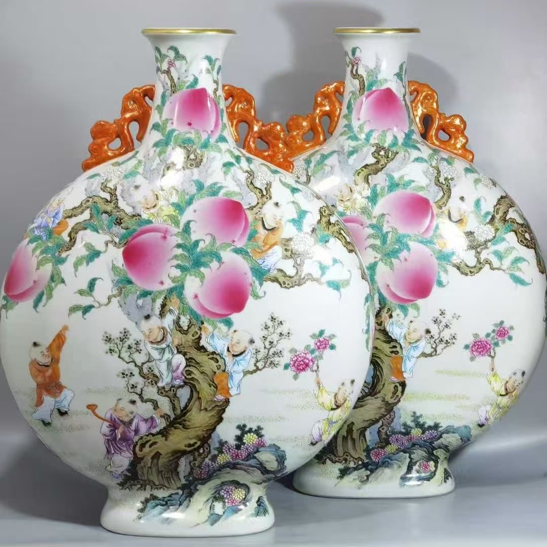 乾隆款粉彩童子蟠桃题诗双耳扁瓶