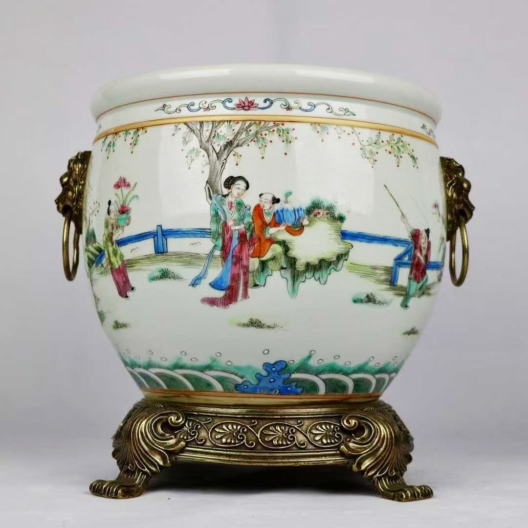 粉彩人物镶铜狮环双耳莲子缸