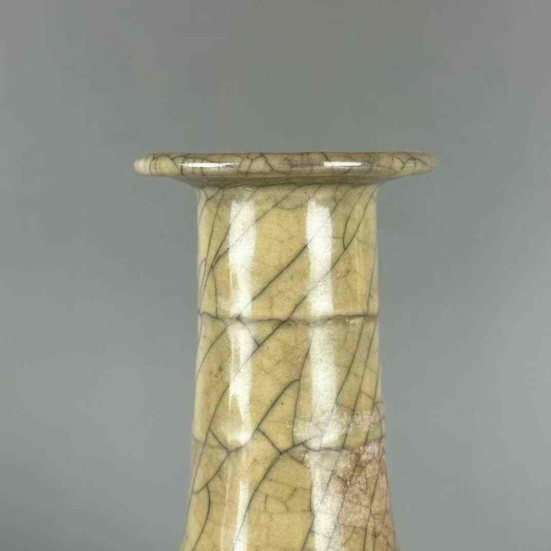 南宋哥窑米黄釉弦纹瓶