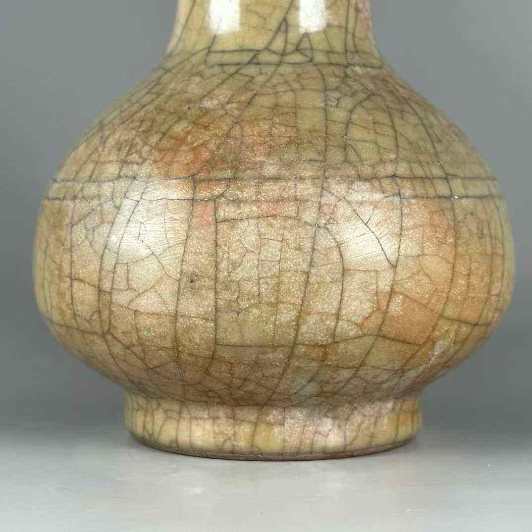 南宋哥窑米黄釉弦纹瓶