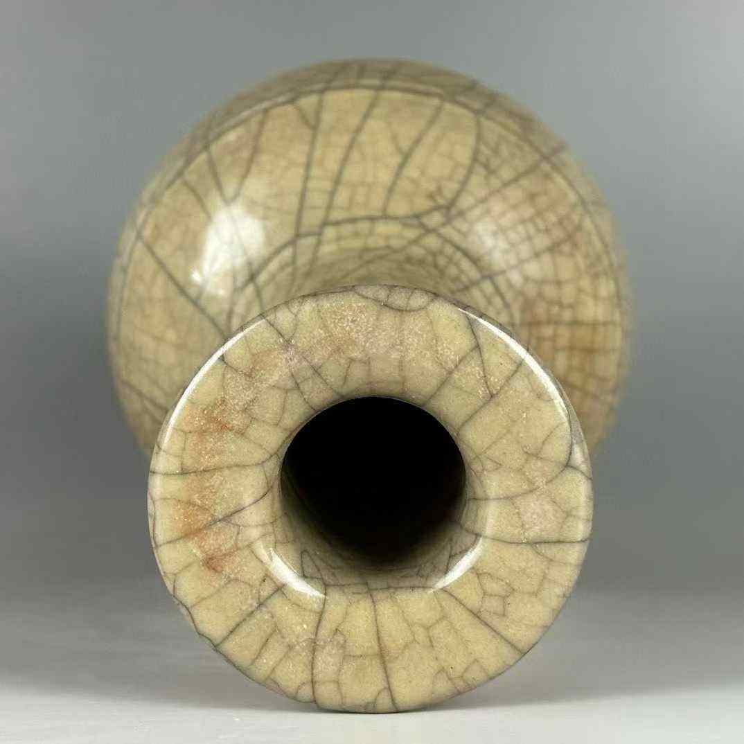 南宋哥窑米黄釉弦纹瓶